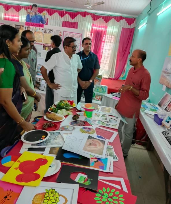 കളിക്കാൻ മൈതാനമില്ലാത്ത വിദ്യാർത്ഥികളുടെ ദുരവസ്ഥ തുറന്നുകാട്ടി ശ്രദ്ധേയമായ ശാസ്ത്രപ്രദർശനം :ചാലക്കര പുരുഷു